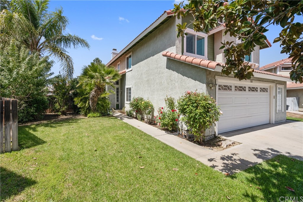 782 De La Luz Circle Perris, CA 92571 - Photo 3 of 25 a front view of a house with garden