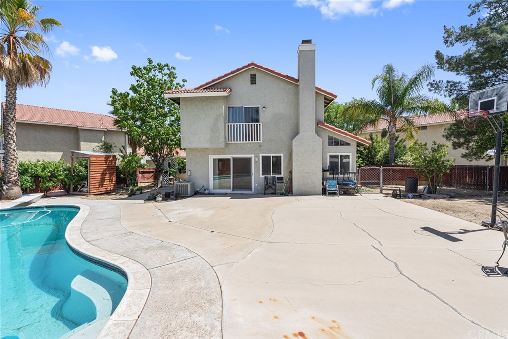 782 De La Luz Circle Perris, CA 92571 - Photo 5 of 25 a front view of a house with yard and garage