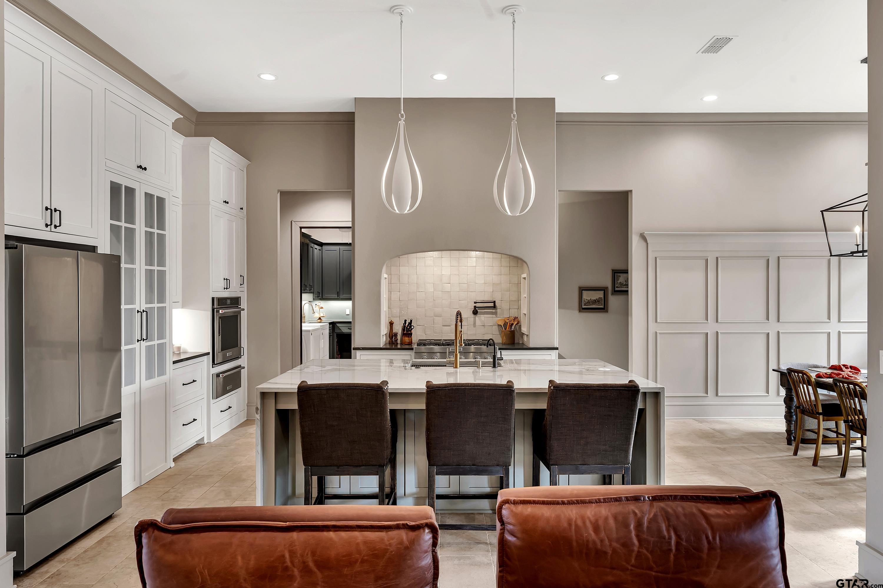 500 Roberts Circle Longview, TX 75605 - Photo 23 of 48 a living room with stainless steel appliances kitchen island granite countertop furniture and a view of kitchen