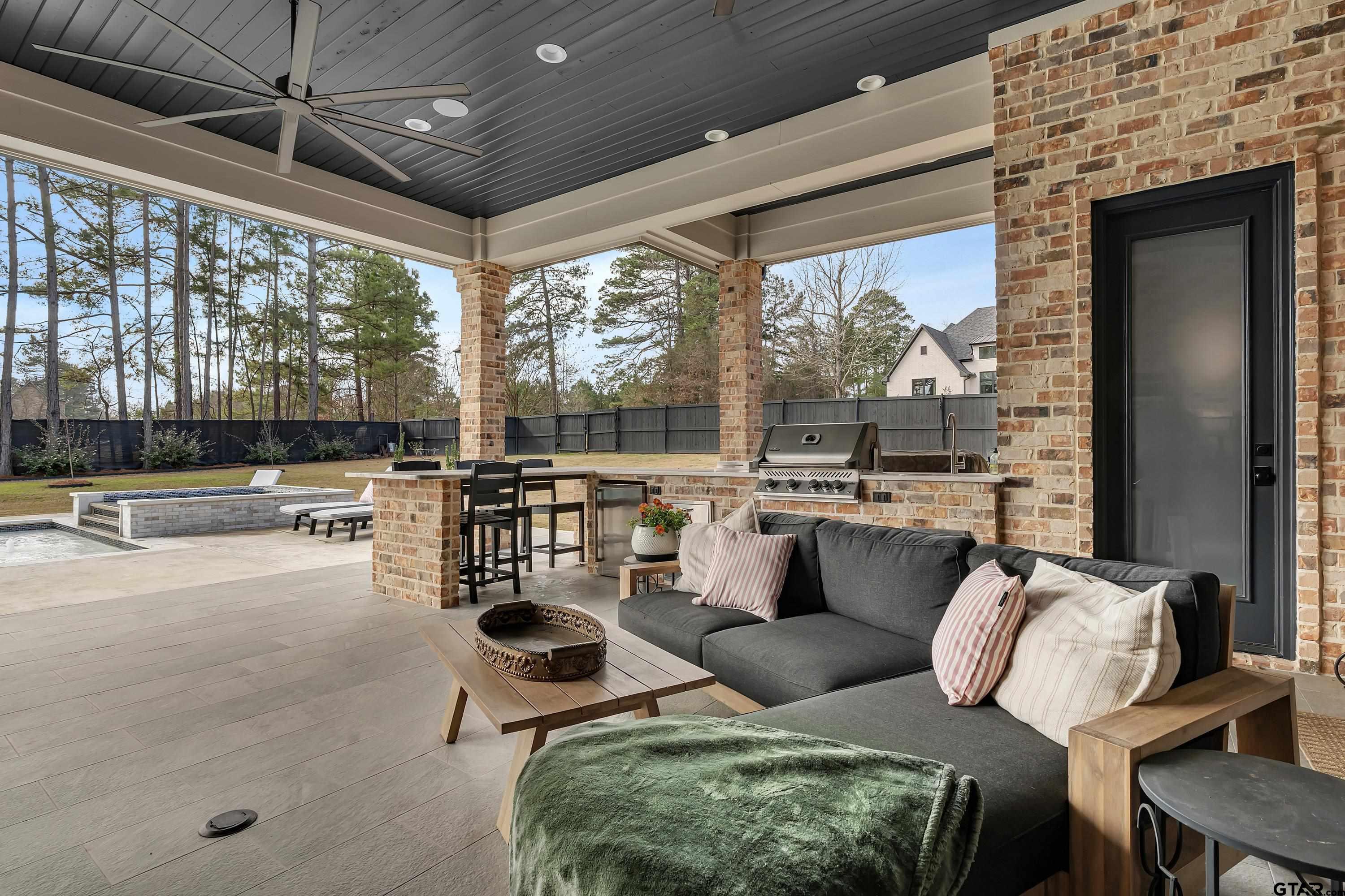 500 Roberts Circle Longview, TX 75605 - Photo 29 of 48 a living room with furniture and a large window