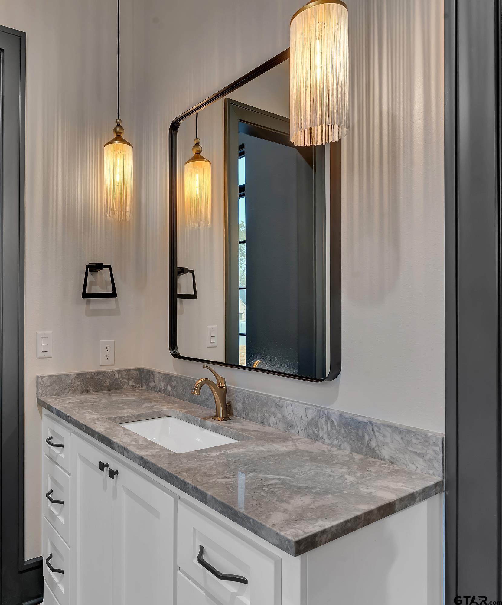 500 Roberts Circle Longview, TX 75605 - Photo 46 of 48 a bathroom with double sink and a mirror