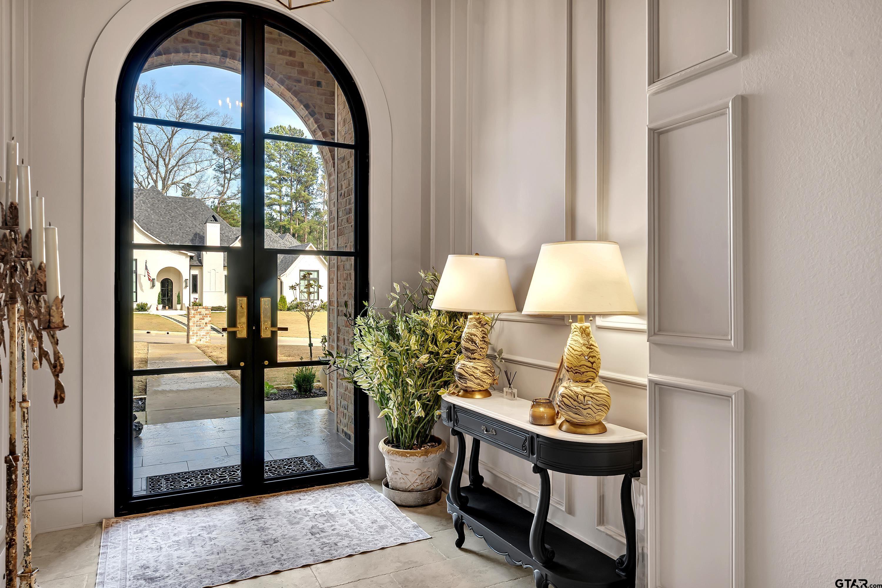 500 Roberts Circle Longview, TX 75605 - Photo 47 of 48 a living room with furniture and a potted plant