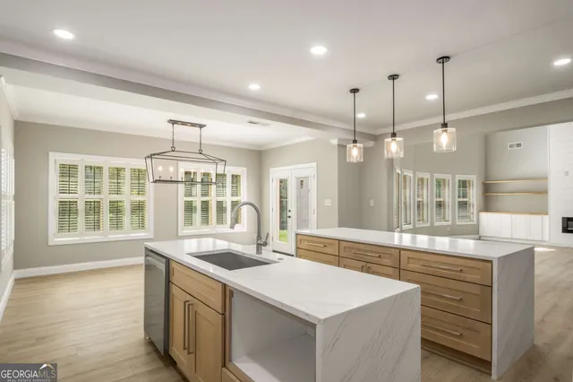 a large kitchen with kitchen island a large island in it