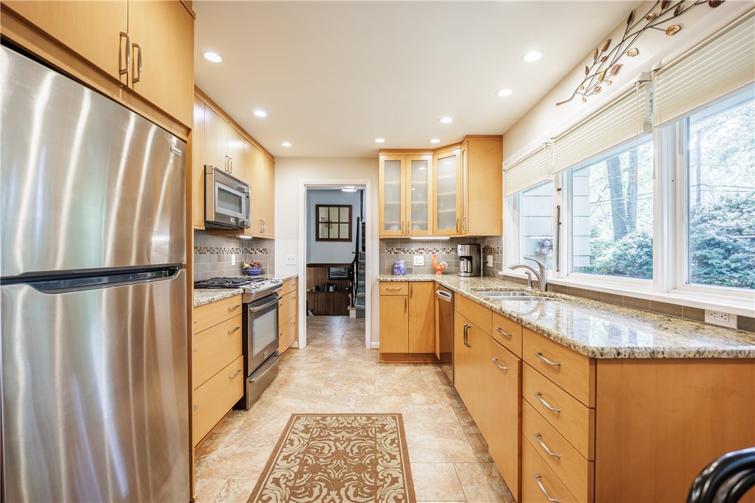 20 Kimberly Road Pittsford, NY 14534 - Photo 8 of 45 Gallery Image 8