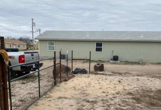 $169,900 | 563 North Miller Avenue, La Pryor, TX 78872