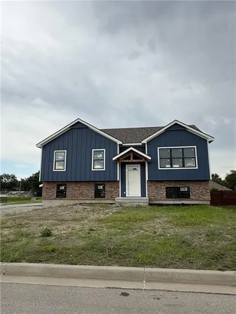 $390,000 | 302 Lykins Lane, Cameron, MO 64429