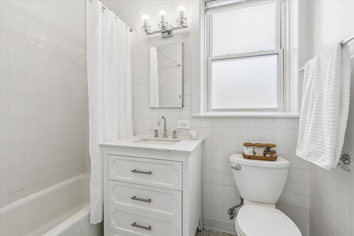 5414 North Broadway, Unit 2 Chicago, IL 60640 - Photo 10 of 18 a bathroom with a toilet a sink and a bathtub