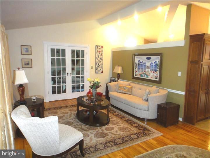 1066 Herschel Road Philadelphia, PA 19116 - Photo 3 of 22 Living Room
