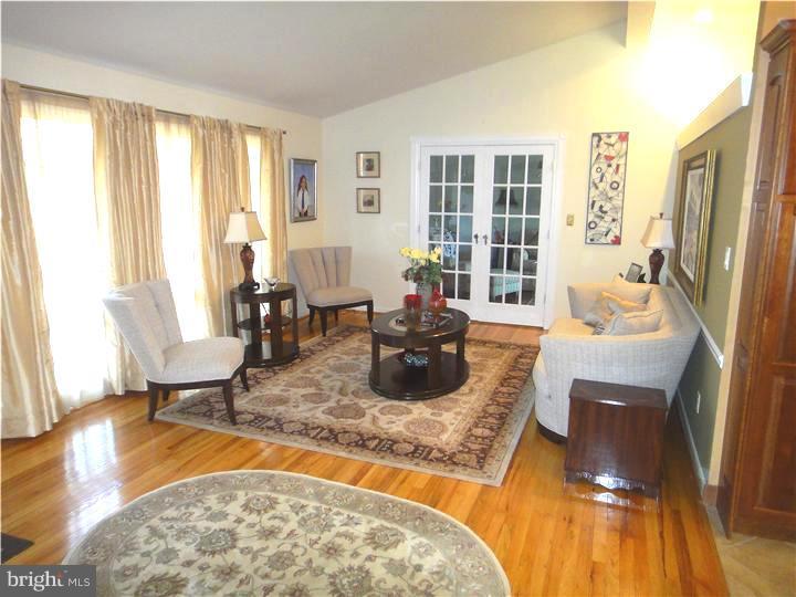 1066 Herschel Road Philadelphia, PA 19116 - Photo 4 of 22 Living Room