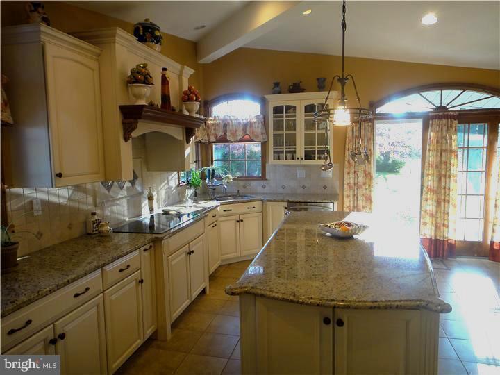 1066 Herschel Road Philadelphia, PA 19116 - Photo 8 of 22 Kitchen