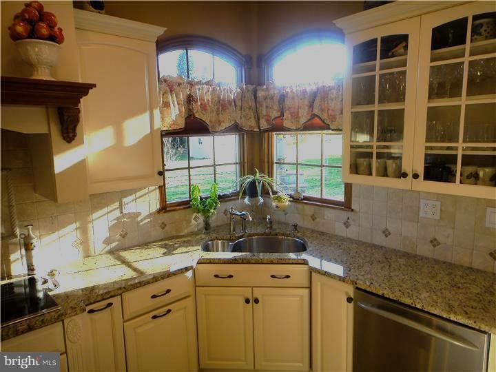 1066 Herschel Road Philadelphia, PA 19116 - Photo 9 of 22 Kitchen
