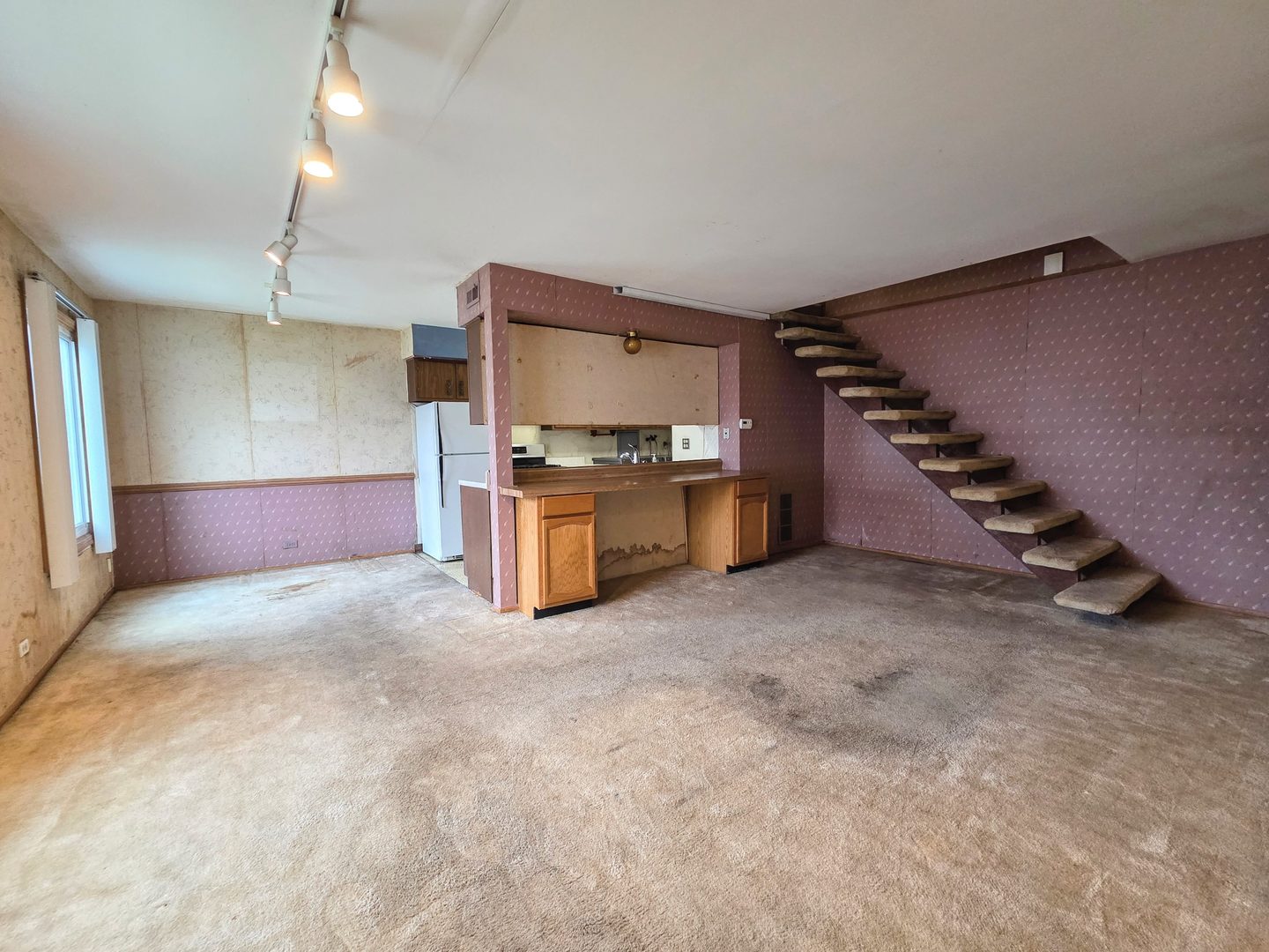 1481 Quaker Lane, Unit 117B Prospect Heights, IL 60070 - Photo 2 of 24 a view of a kitchen with a stove and a refrigerator