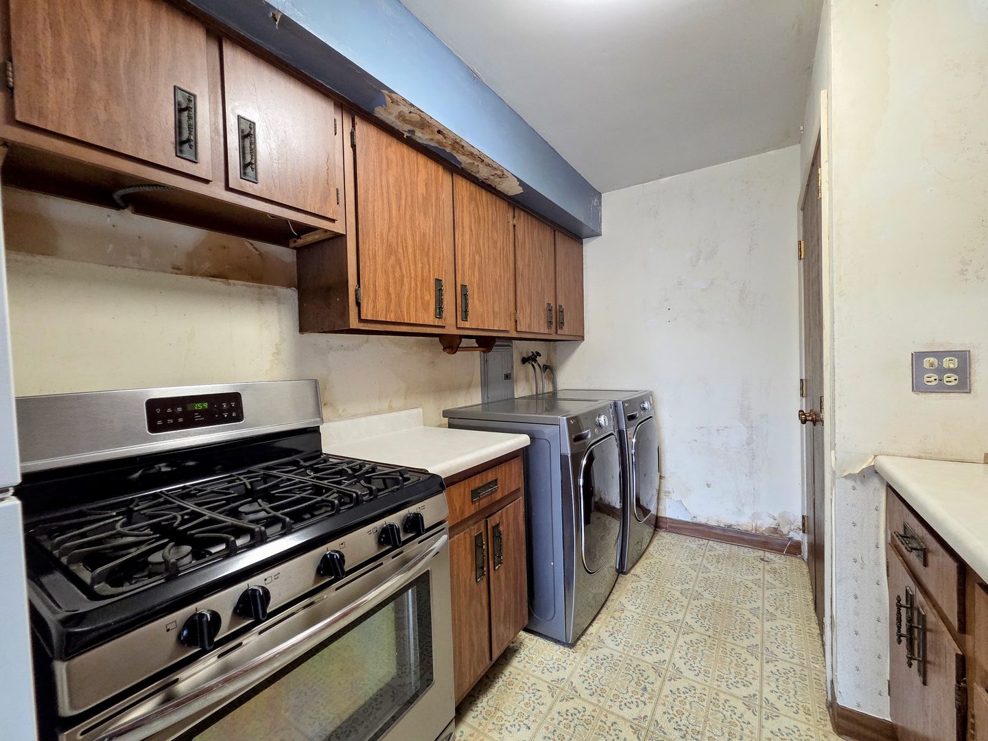 1481 Quaker Lane, Unit 117B Prospect Heights, IL 60070 - Photo 7 of 24 a kitchen with a stove and a sink