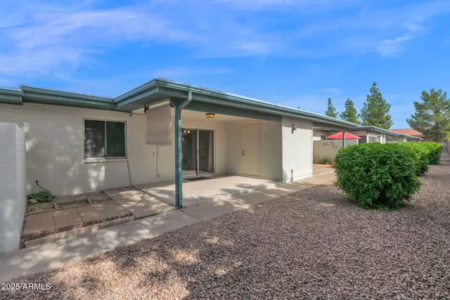 a view of a house with backyard