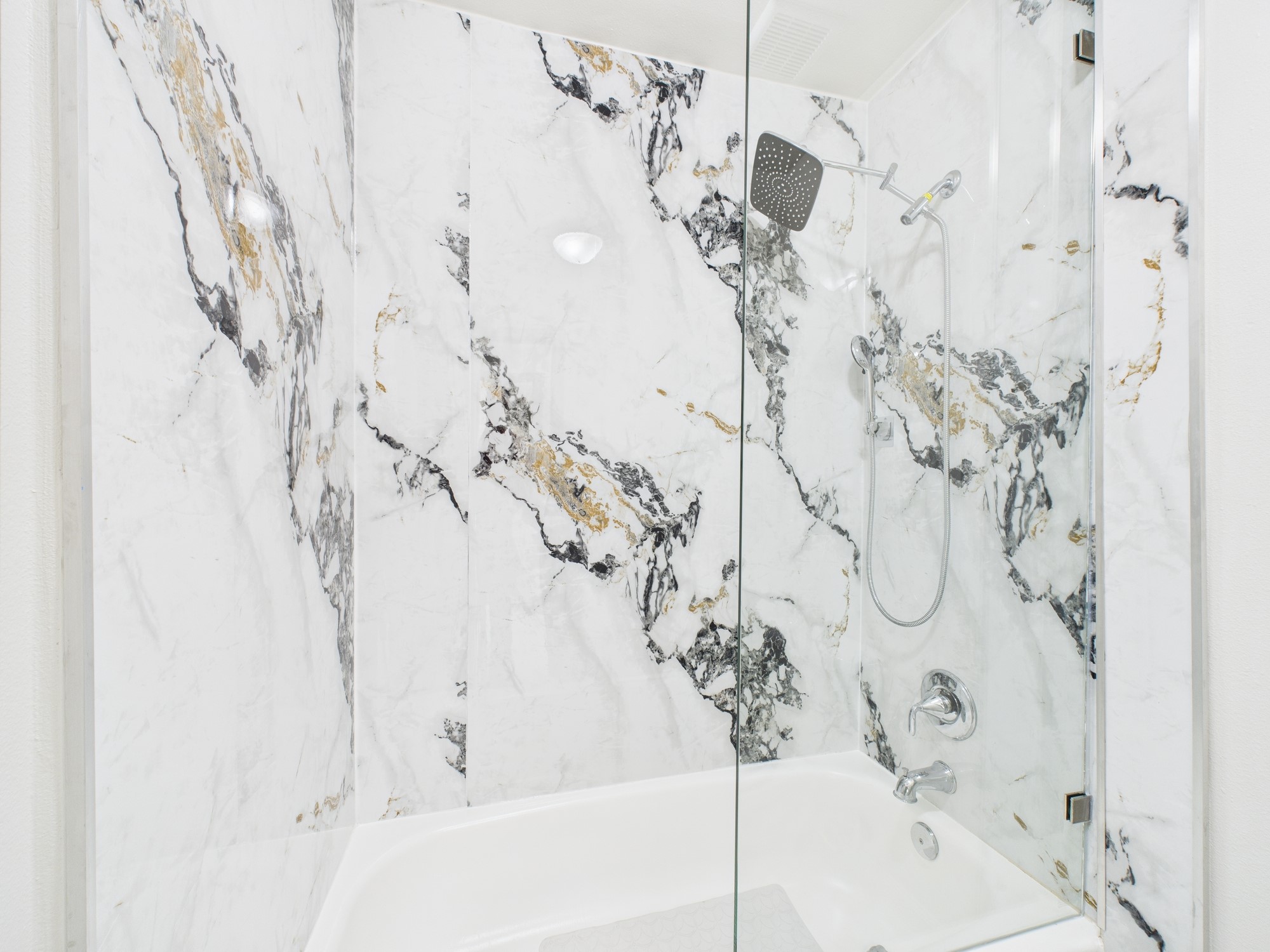 7836 Bateman Lane, Unit 7836 Houston, TX 77088 - Photo 31 of 44 a bathroom with a bathtub and shower