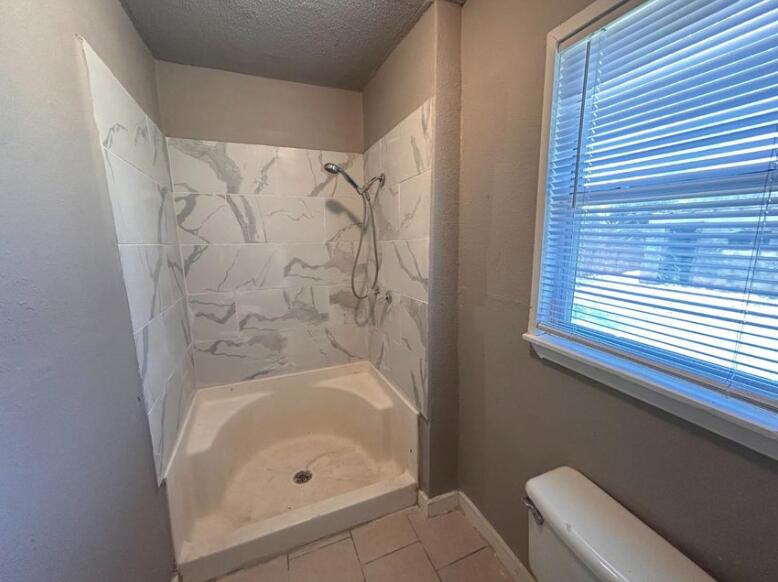2519 38th Street Lubbock, TX 79413 - Photo 11 of 14 Primary Bath