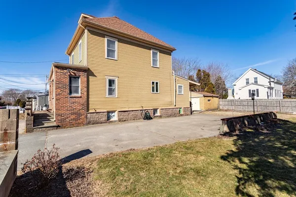 a view of a house with a yard