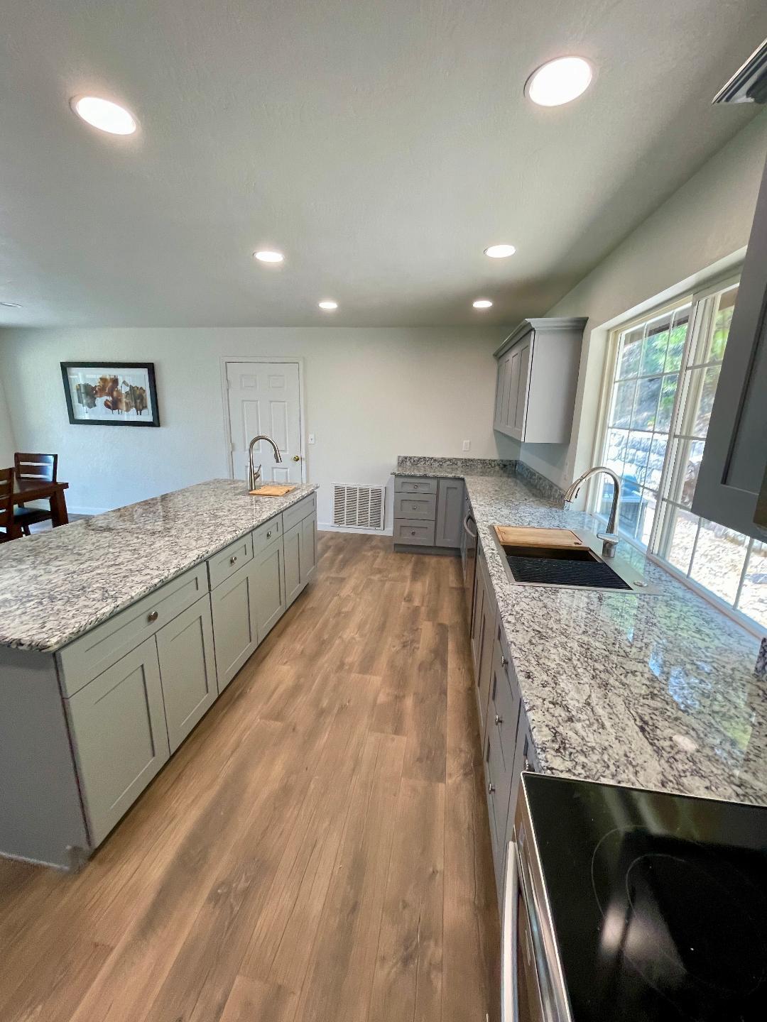 978 Fish Hatchery Road Grants Pass, OR 97527 - Photo 17 of 38 Kitchen Countertops