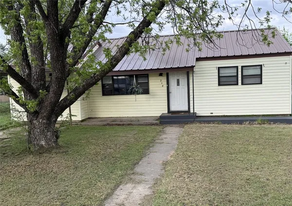 $179,900 | 204 Bluffview Drive, Brownwood, TX 76801