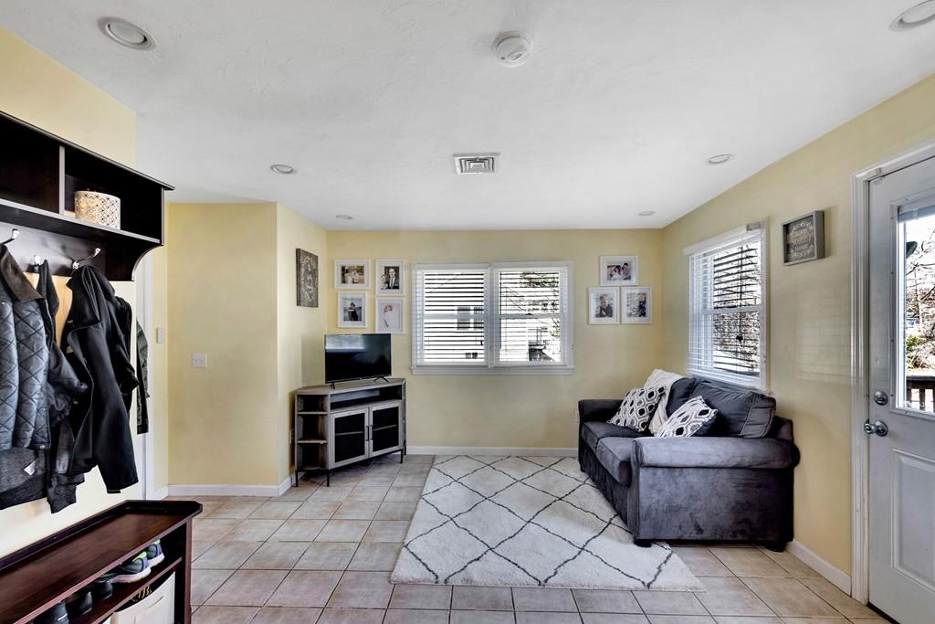 29 Hillcrest Road Burlington, MA 01803 - Photo 9 of 27 Gallery Image 9