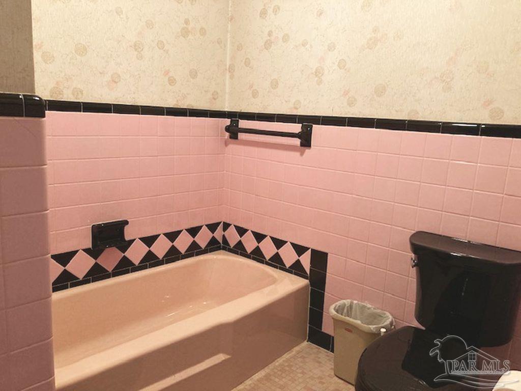 9870 Highway 31 Atmore, AL 36502 - Photo 25 of 31 a bathroom with a bathtub and shower