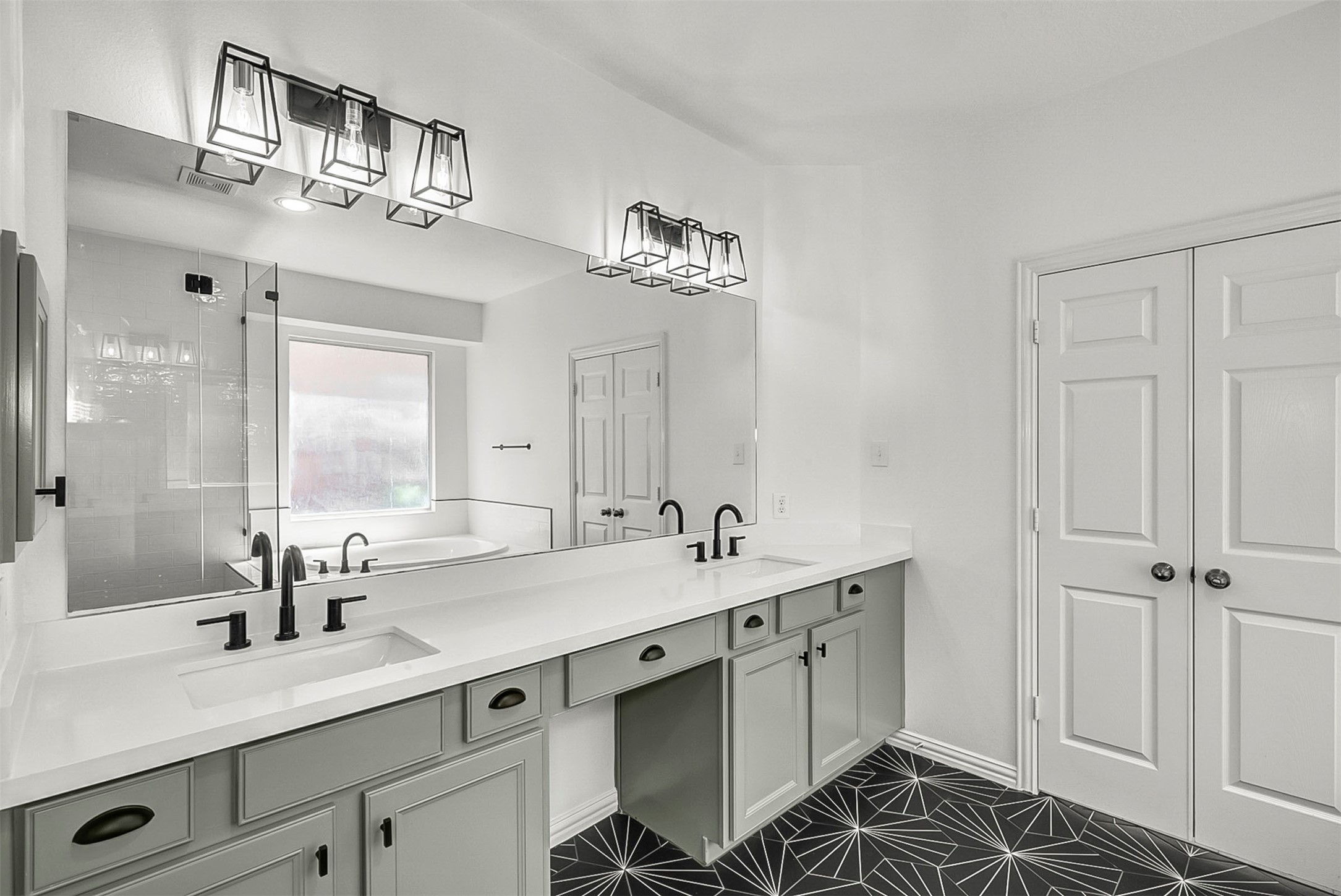 10 Chippewa Trail Spring, TX 77389 - Photo 21 of 46 Primary Bathroom