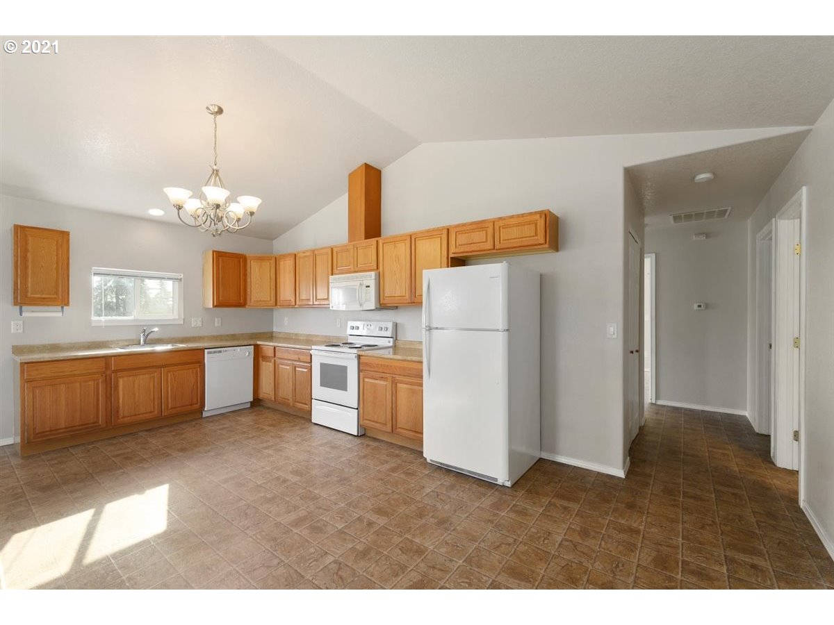 1133 Southwest Maple Street Dallas, OR 97338 - Photo 12 of 23