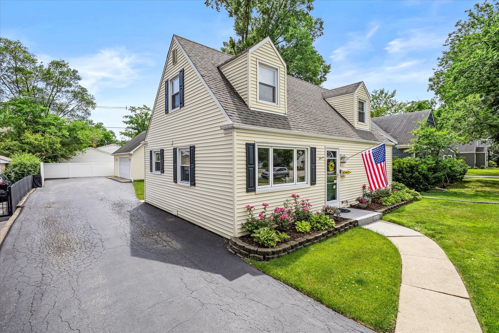 817 Spring Road Elmhurst, IL 60126 - Photo 2 of 34