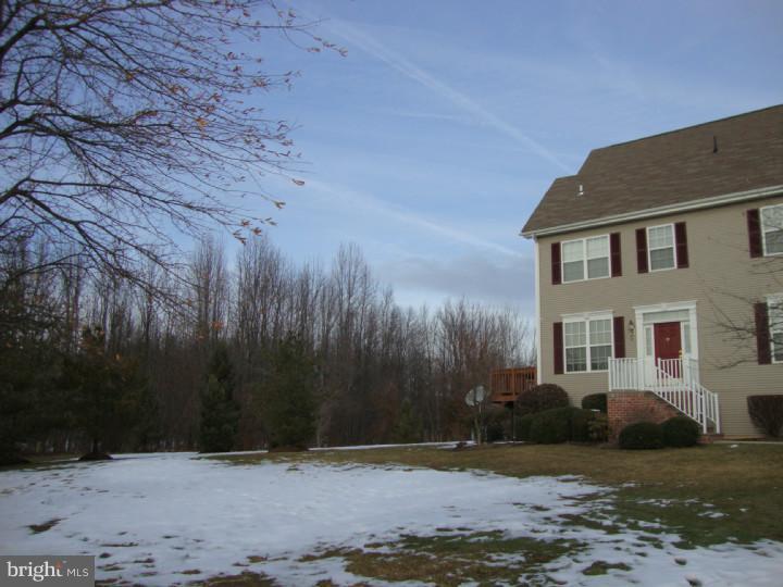 32 Windsor Pond Road Princeton Junction, NJ 08550 - Photo 3 of 17 Front Yard