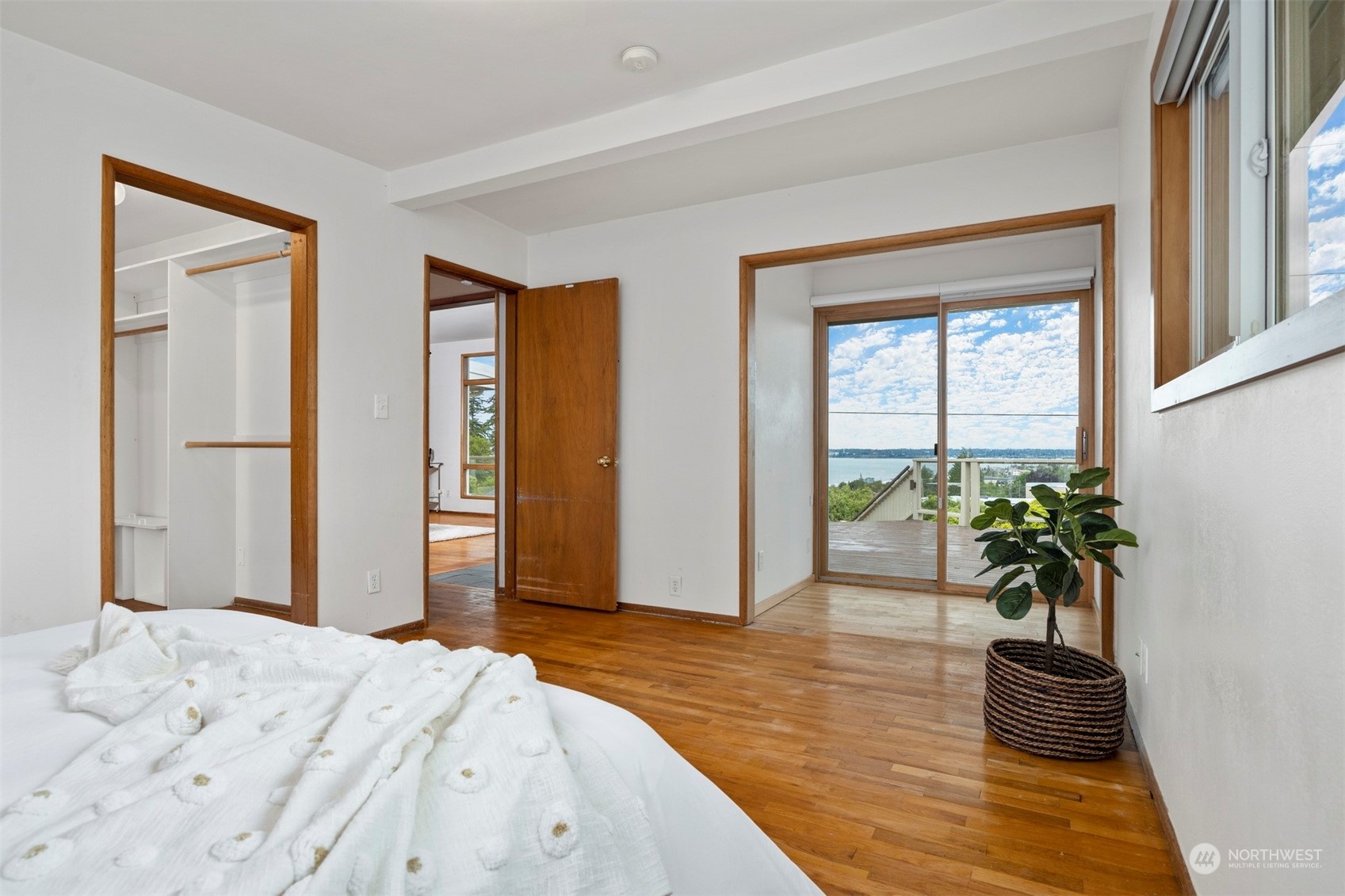 117 Underhill Road Bellingham, WA 98225 - Photo 18 of 40 a bedroom with bed and potted plant