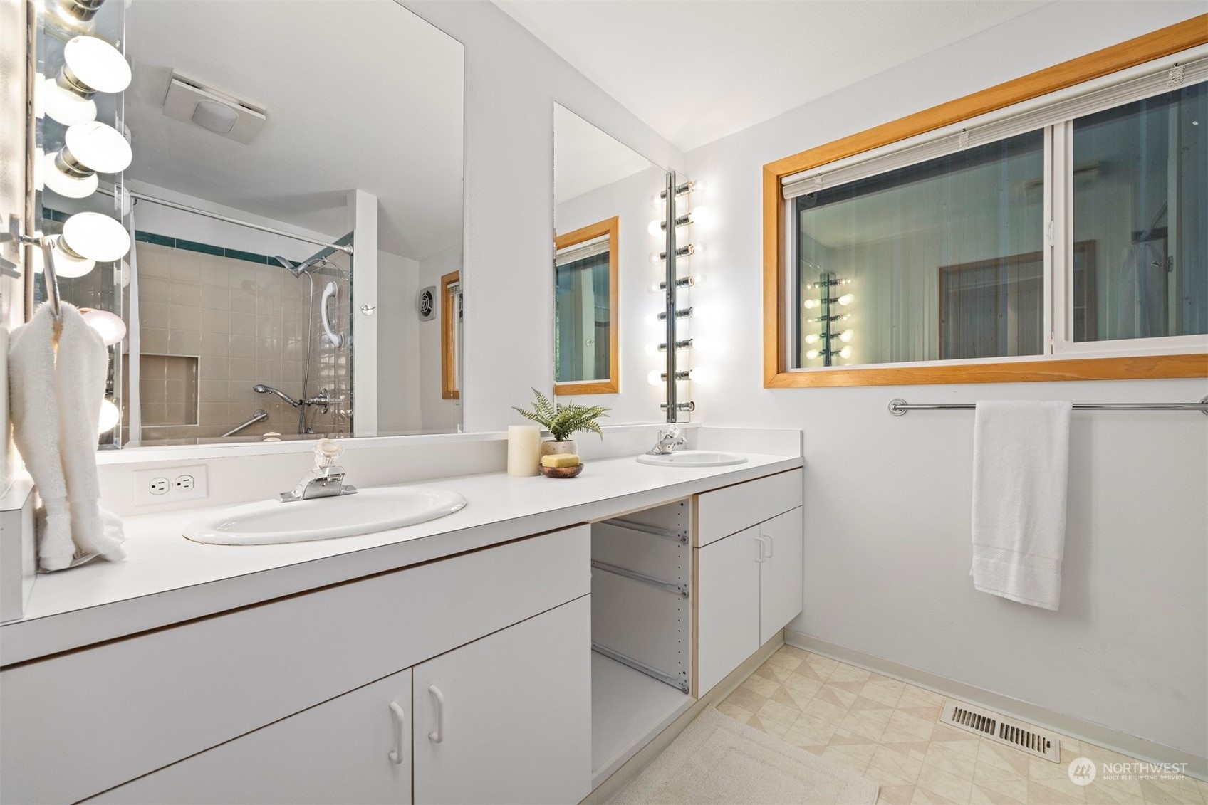 117 Underhill Road Bellingham, WA 98225 - Photo 21 of 40 a bathroom with a sink and a mirror