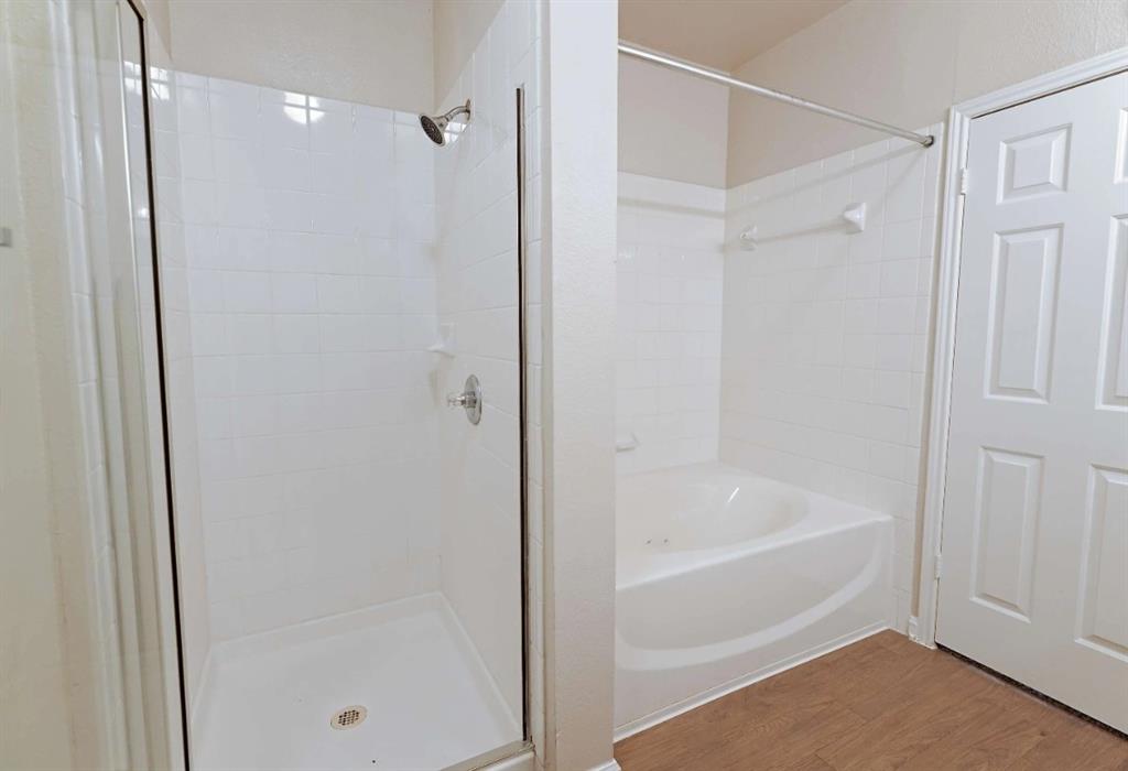 10505 I-35 Frontage Road South, Unit 632 Austin, TX 78747 - Photo 16 of 22 a bathroom with a bathtub