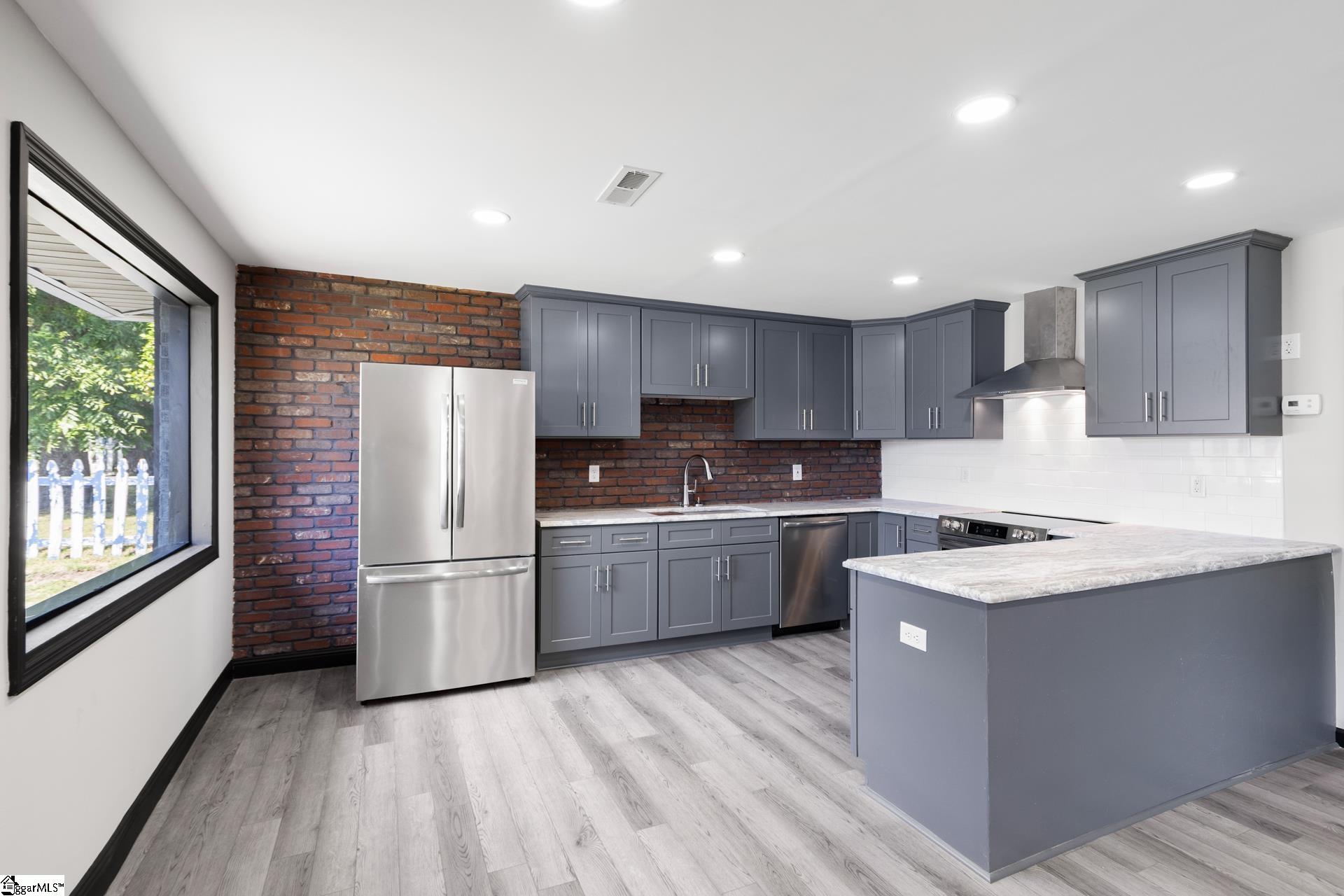 327 West Main Street Clinton, SC 29325 - Photo 11 of 26