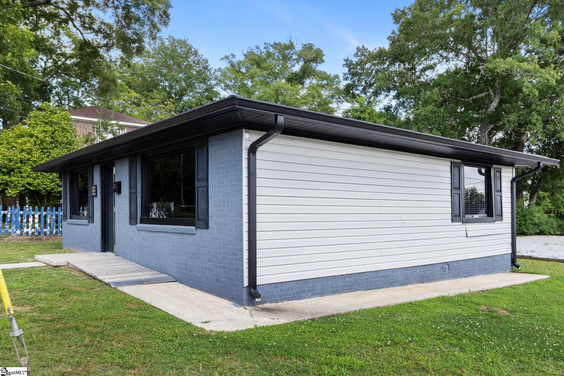 327 West Main Street Clinton, SC 29325 - Photo 4 of 26