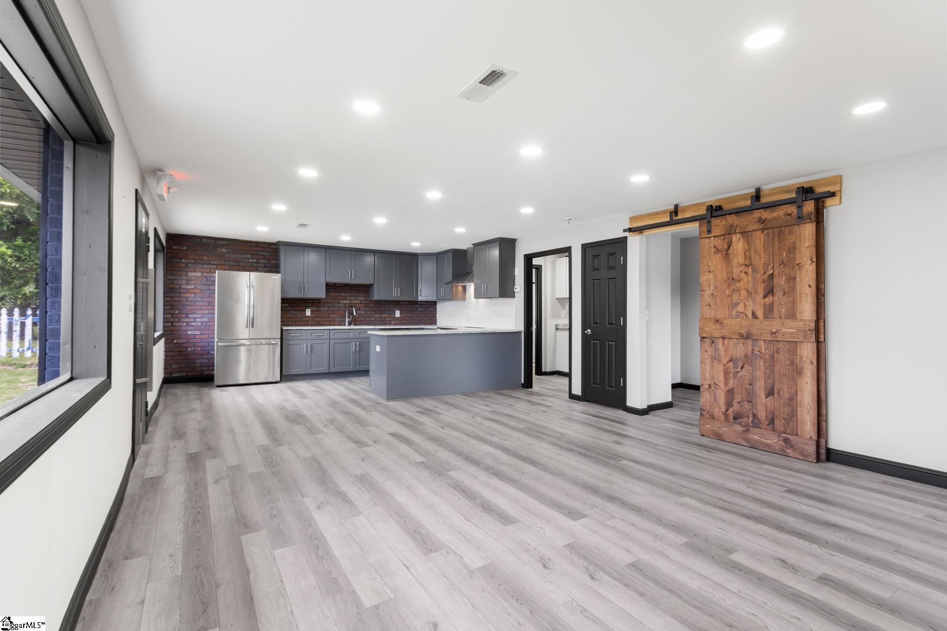 327 West Main Street Clinton, SC 29325 - Photo 8 of 26