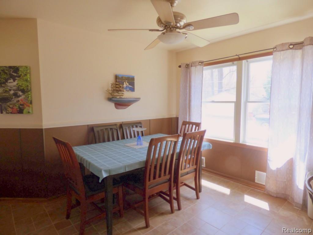 13828 Ridgemont Lane Gregory, MI 48137 - Photo 5 of 22 5 DINING AREA.jpg