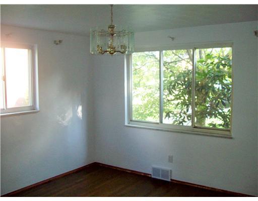 12 Robinhood Road Green Tree, PA 15220 - Photo 4 of 9 Dining Room. Large picture windows open up the front of this home.