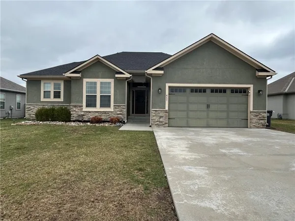 $490,000 | 647 Southwest Crestview Drive, Grain Valley, MO 64029
