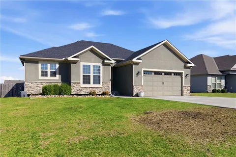 $490,000 | 647 Southwest Crestview Drive, Grain Valley, MO 64029