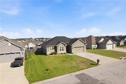 $490,000 | 647 Southwest Crestview Drive, Grain Valley, MO 64029