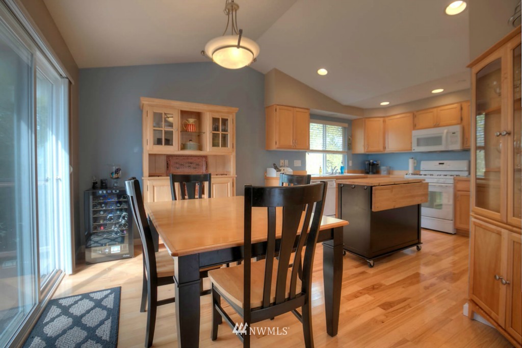 2213 Kennewick Place Northeast Renton, WA 98056 - Photo 4 of 15 Gallery Image 4