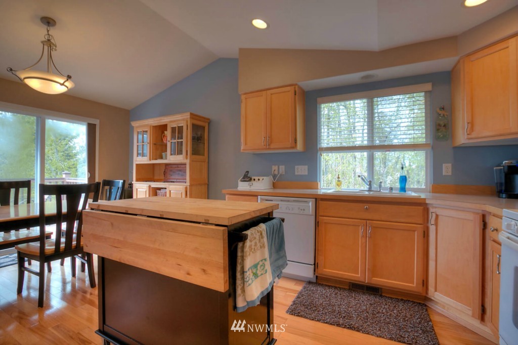 2213 Kennewick Place Northeast Renton, WA 98056 - Photo 5 of 15 Gallery Image 5