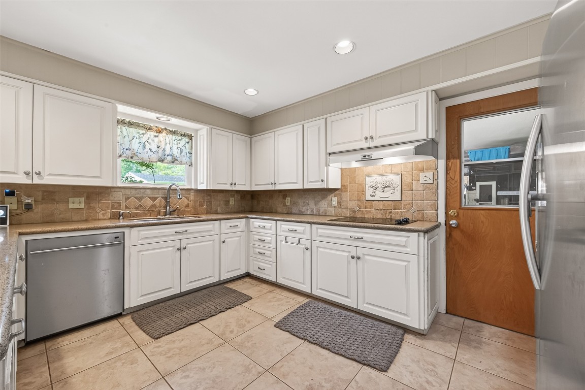 2816 David Street Rosenberg, TX 77471 - Photo 11 of 45 Kitchen with Breakfast Bar and SS Appliances