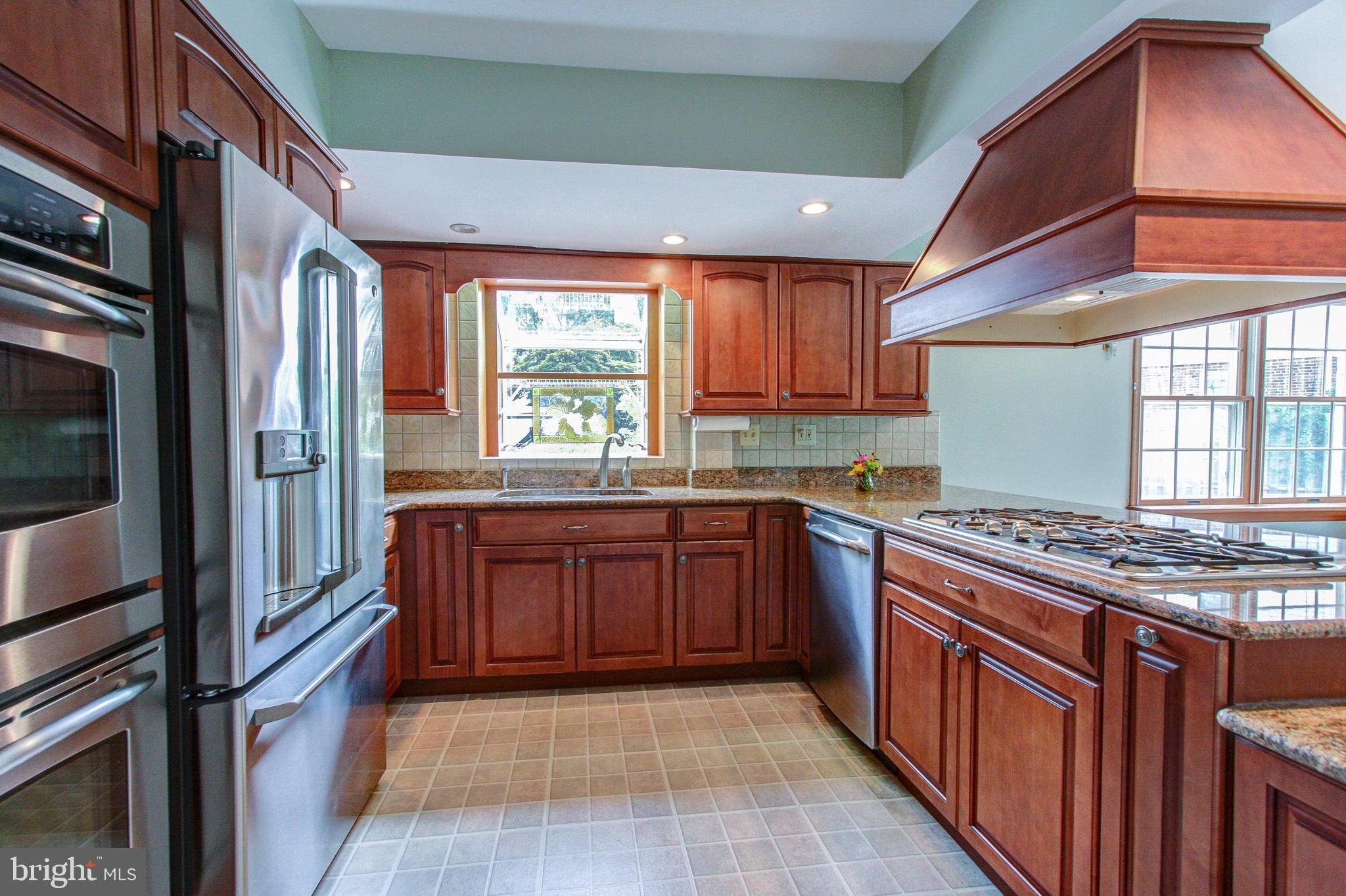 Check out this gourmet kitchen! Double ovens-yes!