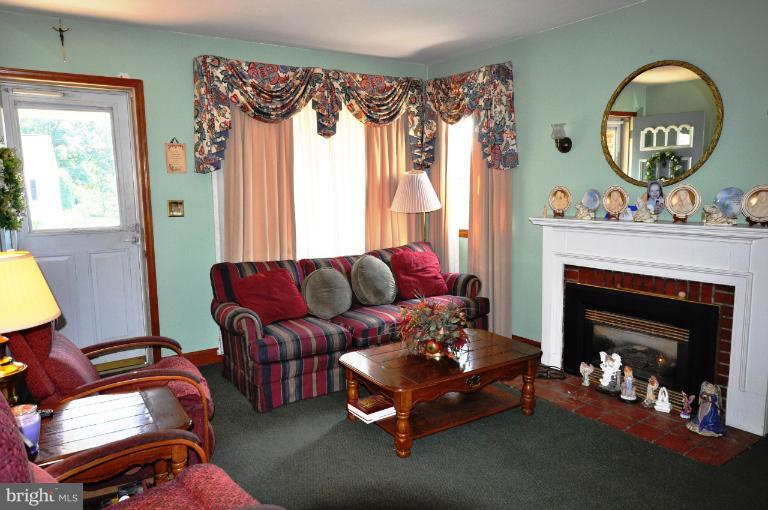 7906 Hillendale Road Parkville, MD 21234 - Photo 11 of 19 Living Room