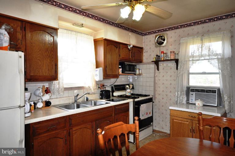 7906 Hillendale Road Parkville, MD 21234 - Photo 4 of 19 Kitchen