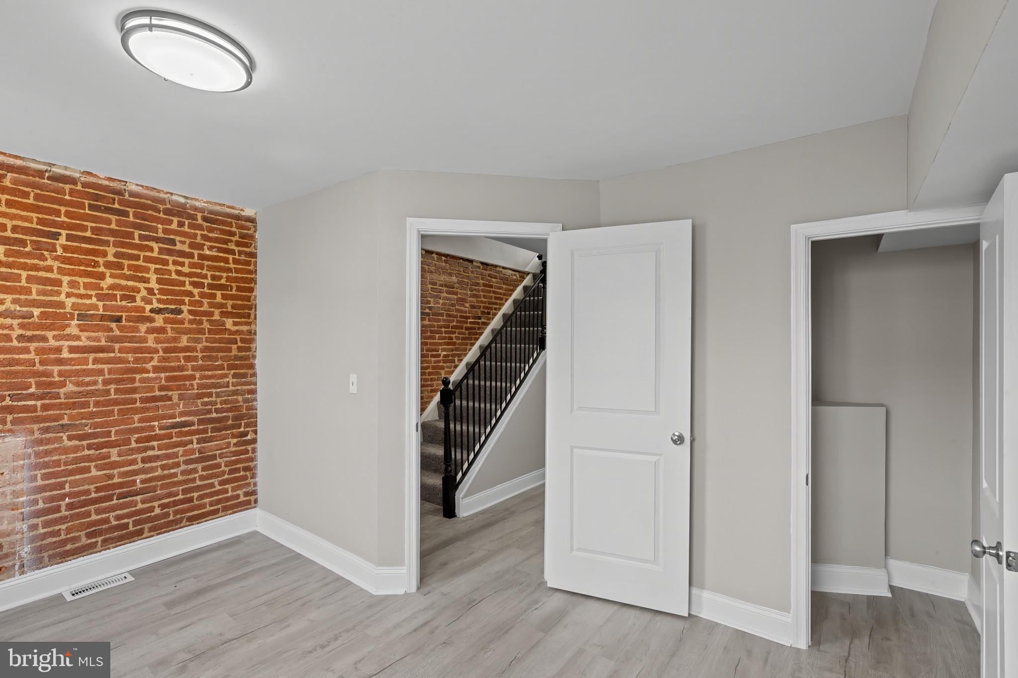 1525 West Pratt Street Baltimore, MD 21223 - Photo 23 of 40 an entryway with a workspace