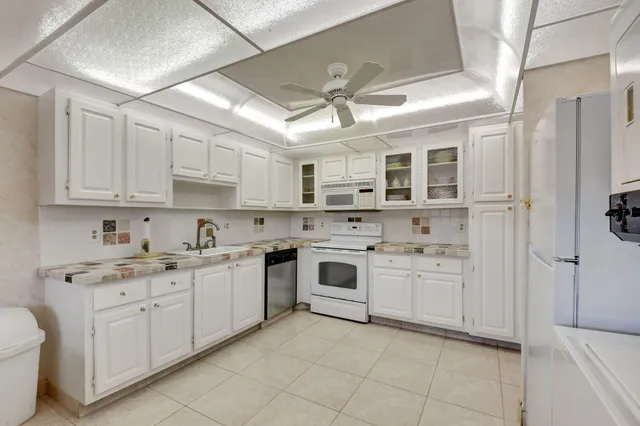 $3,000 | 1670 Northwest 18th Avenue, Unit 202, Delray Beach, FL 33445