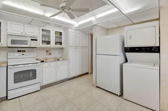 $3,000 | 1670 Northwest 18th Avenue, Unit 202, Delray Beach, FL 33445