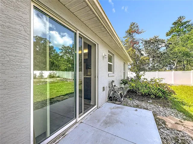 a view of backyard with garden